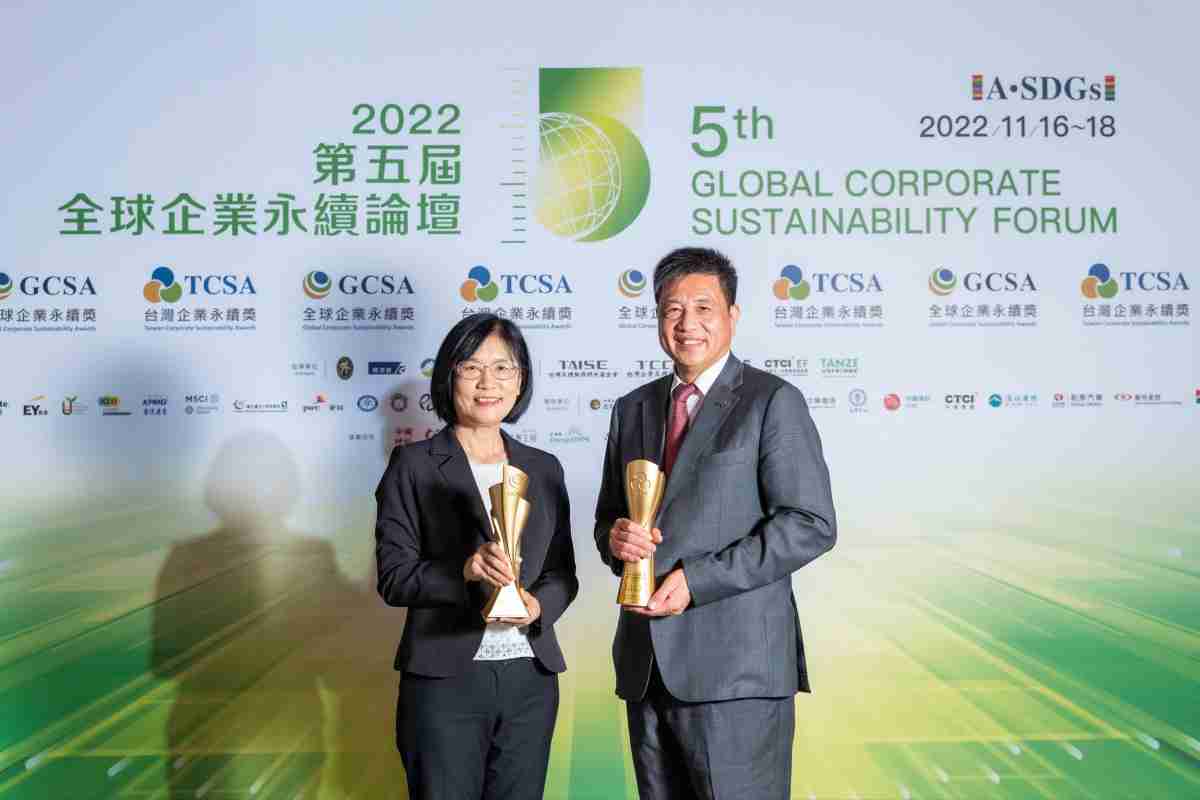 优游UB8作为净零碳排先锋，，期引领价值链伙伴同行共好，，，，卫冕制造业组“十大典范企业” 二连冠殊荣(左：优游UB8光电永续长古秀华，，，，右：优游UB8光电董事长暨执行长彭双浪)