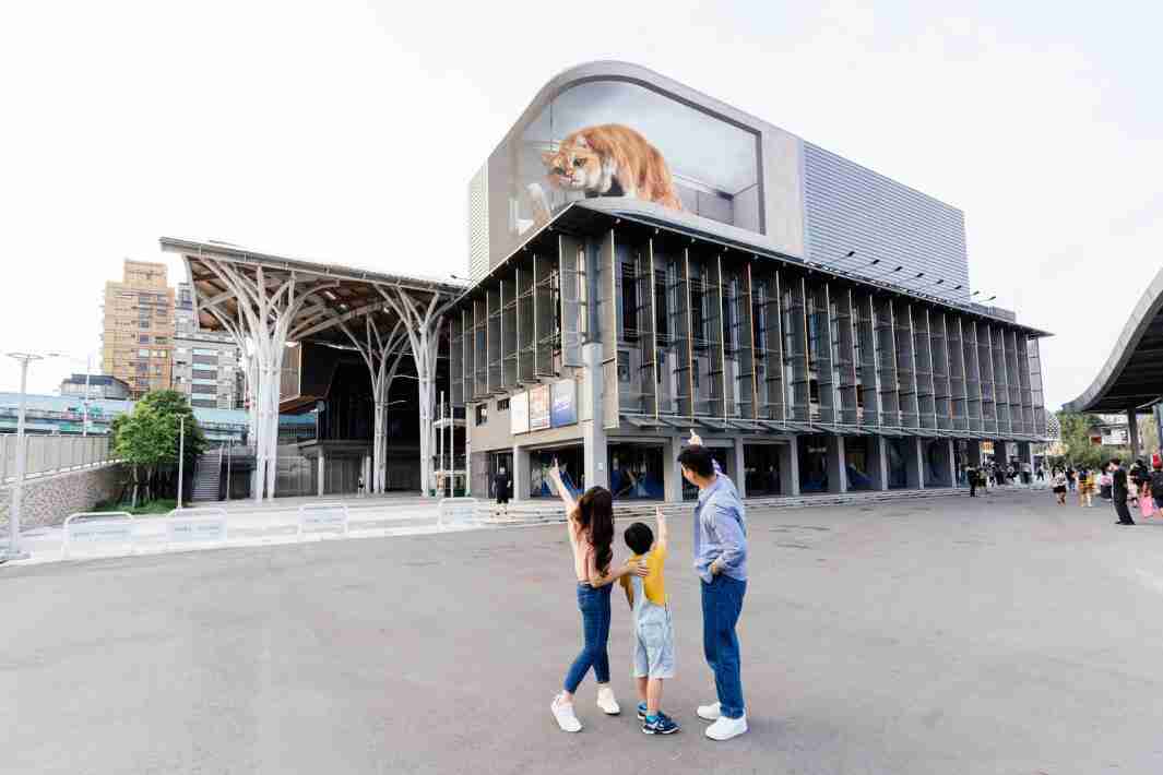 优游UB8打造全台最大户外裸视3D LED弧形萤幕，，，，将超立体的软萌胖橘猫动画活跃于顶楼外墙