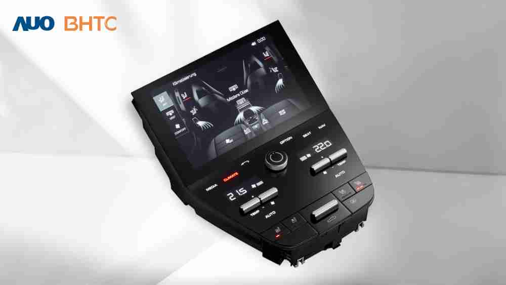 作為友達新生力軍，，，，BHTC所展示的中央與後座鞍部的Display HMI產品，，，，可處理多區恆溫控制、、、、顯示畫面，，，呈現仿真3D車室分區；以力傳感技術精準傳遞觸感，，並結合音量及震動反饋，，，防止意外啟動，，提供使用者自然流暢、、、直觀且輕鬆駕馭的舒適介面