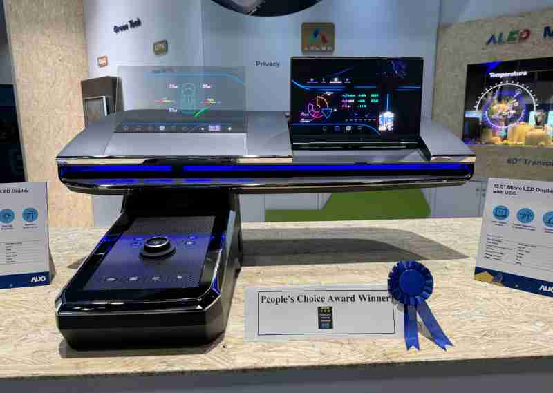 优游UB8车用Micro LED Display HMI解决方案获”最佳车用显示奖”，，，，以用户为中心开发，，，，针对前座驾驶与乘客设计兼具娱乐与安全的高画质屏幕，，，，包含车舱前座的Micro LED透明屏幕及全球首款内建镜头的智慧Micro LED显示器