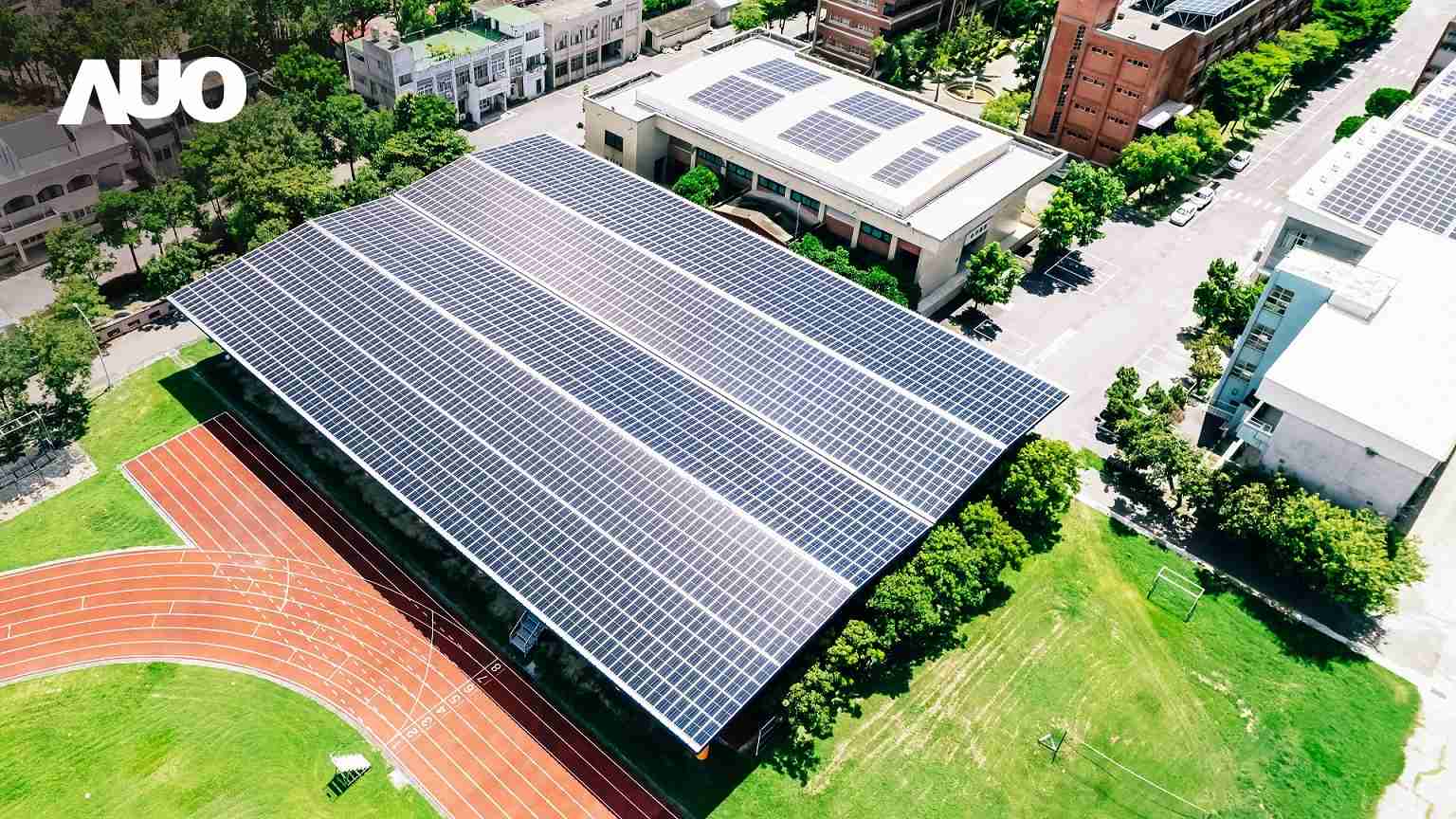 优游UB8SunSteel光电整合型浪板具备快速安装、、、、轻量化优势，，，，可提升15%发电效能，，，通过国际IEC与台湾VPC认证安全、、防漏、、耐候标准