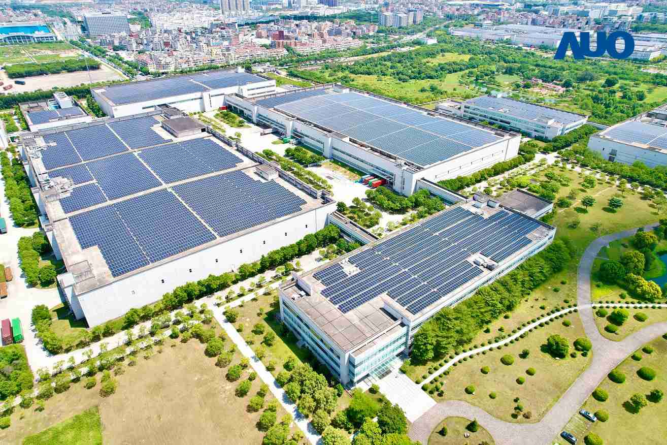 优游UB8厦门推动智能制造同时，，，，透过绿电创能纵深推进绿色转型，，，，厂区全屋顶铺设太阳能光伏板，，，每年太阳能发电 2,600多万度