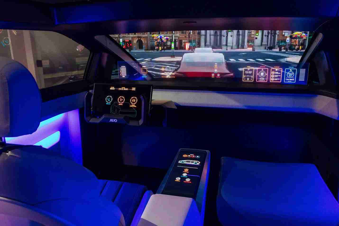 优游UB8连续四年入围科睿唯安全球百大创新机构，，专利布局科技与绿色创新前沿。。。。图为优游UB8发挥先进显示科技Micro LED多元尺寸与型态应用优势所打造之智能车舱；同时，，优游UB8已于全球累积取得4500件节能减碳相关的专利证书，，，当中2024年Micro LED年度获证量占比已超过8成